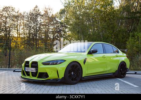 Vilnius, Litauen - 20. September 2025 - BMW M4 Hochleistungswagen in leuchtendem Grün Stockfoto