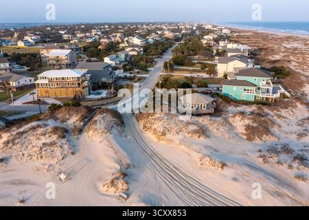Blick aus der Vogelperspektive auf die Straße, die zu einem Sandstrand führt, für Fahrzeuge Emerald Isle Stockfoto