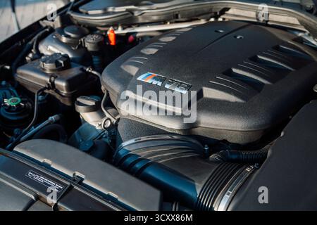 Vilnius, Litauen - 20. September 2025 - BMW Motorraum mit M Performance V8-Logo auf der Motorhaube Stockfoto
