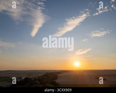 Bergnicourt, Rethel, Ardennes, Grand-Est, Frankreich, August 2025, Ein atemberaubender und atemberaubender Sonnenuntergang strahlt bezaubernde warme Farbtöne über einem ruhigen und friedlichen Blick auf die Landschaft Stockfoto