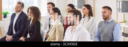 Unternehmensgruppe, Die An Bürokonferenzen Oder Präsentationen Teilnimmt Stockfoto