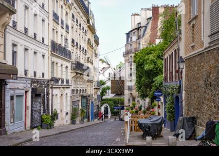 Enge Straße mit alten Gebäuden und Cafés in Paris Frankreich 13. Oktober 2025 Stockfoto