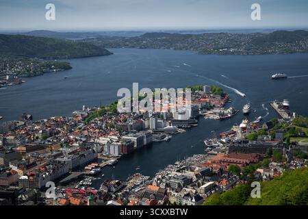 Farbenfrohe Bergen von oben an Norwegens Fjordküste. Stockfoto