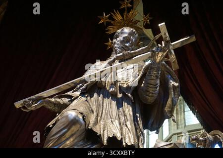 Nahaufnahme einer silbernen Statue des heiligen Johannes Nepomuk mit einem Kreuz auf dem Grab des katholischen heiligen in der St. Veit Kathedrale, Prag, Tschechische Republik Stockfoto