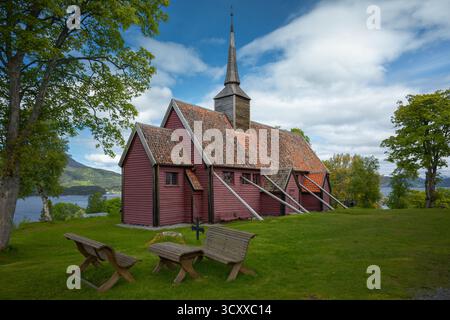 Die alte Kvernes Stave Church ist Norwegens einzige Stabkirche, die nach dem Mittelalter erbaut wurde. Stockfoto