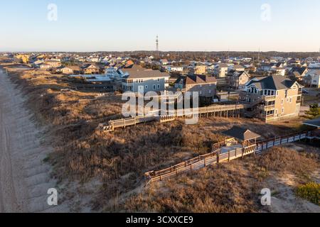 Luftsicht auf Dünen Zugang zum Strand und Ferienhäuser in Nags Head während der goldenen Stunde Stockfoto