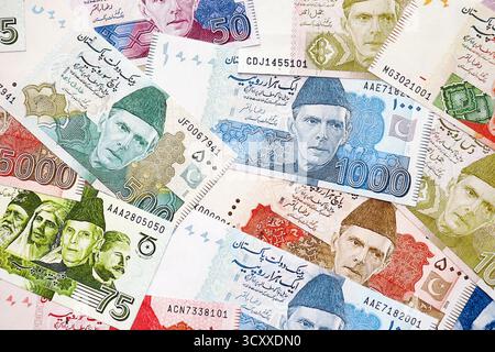 Pakistanische Rupien Banknoten. Die aktuellen pakistanischen Geldrechnungen liegen in großer Höhe auf dem Tisch. Das Konzept des Geschäfts und der Investitionen in Pakistan Stockfoto