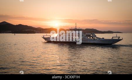 ZADAR, KROATIEN - 16. August 2025 - Luftaufnahme der Autofähre zwischen der Insel Ugljan und Zadar, Dalmatien bei Sonnenuntergang, Kroatien Stockfoto