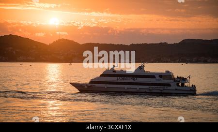 ZADAR, KROATIEN - 16. August 2025 - Luftaufnahme der Passagierfähre zwischen der Insel Ugljan und Zadar, Dalmatien bei Sonnenuntergang, Kroatien Stockfoto