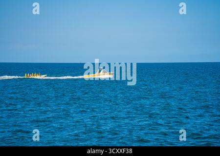 Cesenatico-Italien- 8. september 2025: Glückliche Menschen, die Spaß auf einem Bananenboot haben Stockfoto