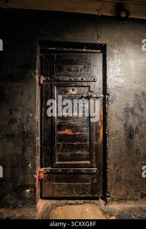 Zellentür im Gefängnis Karosta in Liepāja, Lettland - dies ist das einzige Militärgefängnis, das der Öffentlichkeit in Europa zugänglich ist Stockfoto