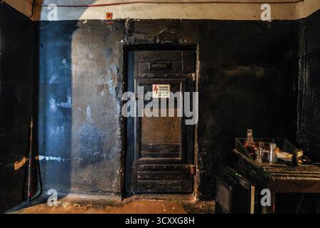 Zellentür im Gefängnis Karosta in Liepāja, Lettland - dies ist das einzige Militärgefängnis, das der Öffentlichkeit in Europa zugänglich ist Stockfoto