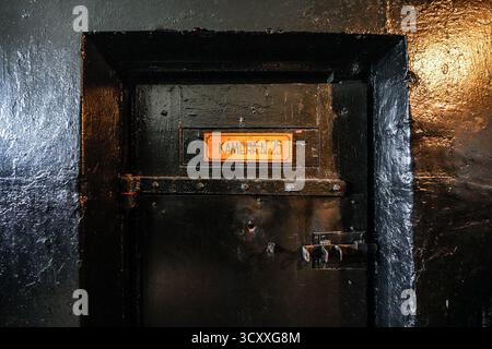 Zellentür im Gefängnis Karosta in Liepāja, Lettland - dies ist das einzige Militärgefängnis, das der Öffentlichkeit in Europa zugänglich ist Stockfoto