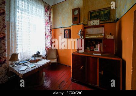 Wohnzimmer des Direktors des Gefängnisses Karosta in Liepāja, Lettland - dies ist das einzige Militärgefängnis, das der Öffentlichkeit in Europa zugänglich ist Stockfoto