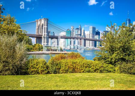 Blick auf die epische Skyline von New York City und die Brooklyn Bridge von Brooklyn, USA Stockfoto