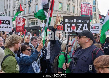 London, Großbritannien. Oktober 2025. Pro-palästinensische Anhänger nehmen am Nationalmarsch für Palästina teil. Stockfoto
