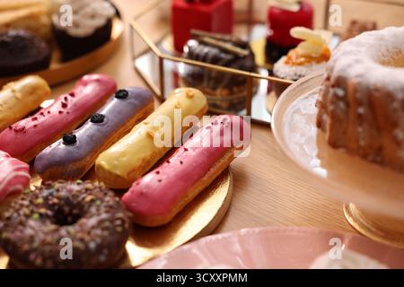 Buffet-Menü. Verschiedene köstliche Desserts auf dem Tisch, selektiver Fokus Stockfoto