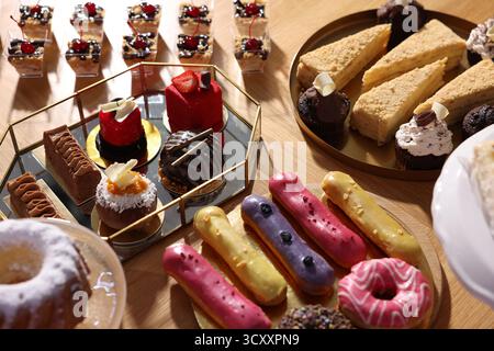 Buffet-Menü. Köstliche Desserts auf dem Tisch, Nahaufnahme Stockfoto