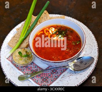Gulasch oder Gulasch ist eine Suppe oder Eintopf aus Fleisch und Gemüse, die mit Paprika und anderen Gewürzen gewürzt wird. Perfekt für Rezepte, artikel, Menübücher oder andere Kochinhalte. Hochwertige Fotos Stockfoto