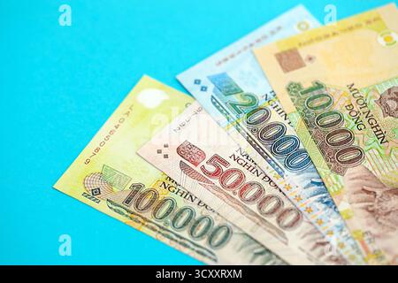 Vietnamesische Dong-Geldscheine in großer Höhe in der Nähe von Blau. Finanz- und Bankkonzept Stockfoto