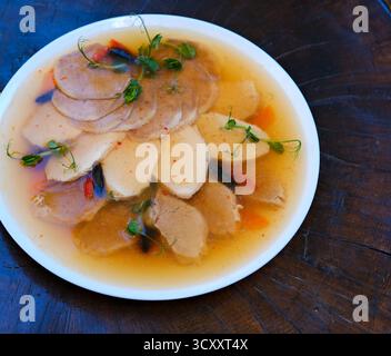 Hausgemachtes Aspik-Hühnerfleisch mit Kräutern und Karotten. Traditionelles russisches Gericht Holodets. Serviert mit Brot und Senf oder/und Meerrettich. Hochwertige Fotos Stockfoto
