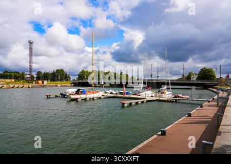 Liepaja Marina vor der Straßenbahnbrücke über den Kanal zur Ostsee an der Westküste Lettlands im Baltikum Stockfoto