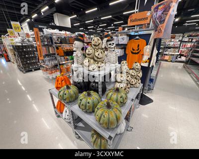 Halloween-Dekorationen im Store-Display. Kopenhagen, Dänemark - 16. Oktober 2025 Stockfoto