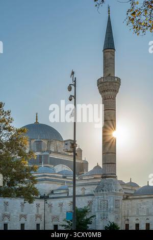 Die Sonne scheint hinter einem der Minarette der Bayezid-II-Moschee, Fatih, Istanbul, Türkiye Stockfoto