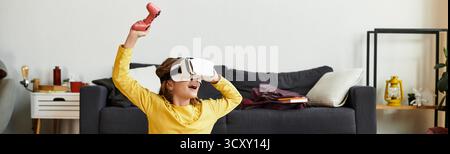 Ein Mädchen taucht in die virtuelle Realität ein und genießt ihre Zeit zu Hause mit spielerischer Spannung und Banner Stockfoto