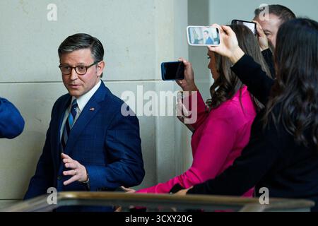 Washington, Usa. Oktober 2025. Der Sprecher des Repräsentantenhauses der Vereinigten Staaten Mike Johnson (Republikaner von Louisiana) verlässt am Donnerstag, den 16. Oktober 2025, eine Pressekonferenz im Capitol Building in Washington, DC. Es ist kein Ende in Sicht, da die staatliche Abschaltung ihren 16. Tag erreicht. (Foto: Aaron Schwartz/SIPA USA) Credit: SIPA USA/Alamy Live News Stockfoto