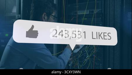 IT-Techniker in blauem Hemd überprüft Kabel mit Tablet im Serverraum, Likes-Symbol, Kopierraum Stockfoto