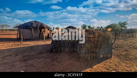 Hütte mit Strohdach in afrikanischem Dorf, Außenküche, ländliches Leben in Botswana Stockfoto