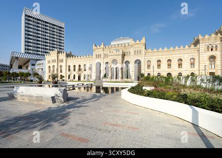 Baku, Aserbaidschan. oktober 2025. Außenansicht des Bahnhofs Baku im Stadtzentrum Stockfoto