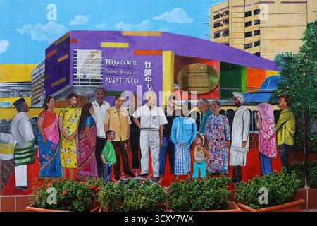 Farbenfrohe Wandmalerei und Plakette auf Lee Kuan Yew's Lift Upgrading Program, Buffalo Road, Little India, Singapur Stockfoto