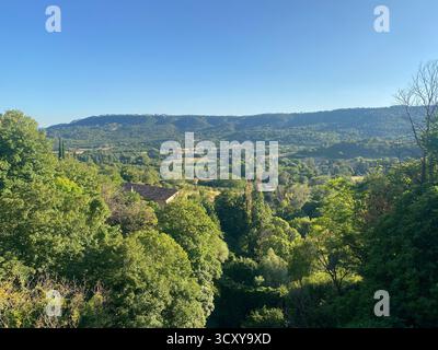 Panoramablick auf Green Valley und Hügel Stockfoto