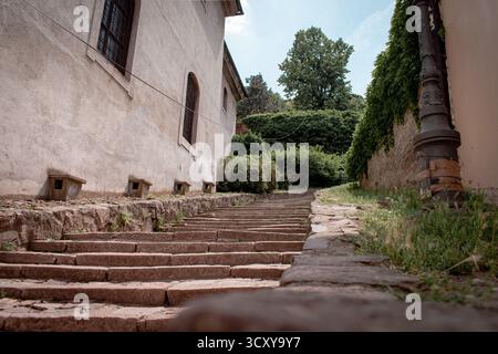 Die Festung Petrovaradin in Novi Sad, Serbien. Steintreppen führen zum Eingang. Stockfoto