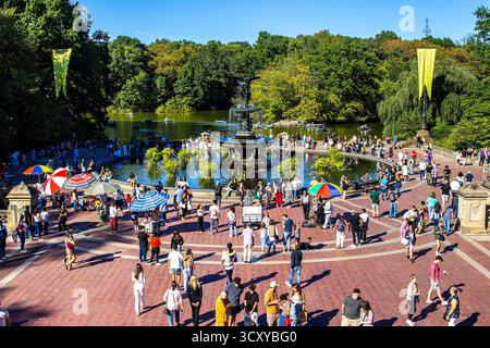Blick aus einem Hochwinkel auf die Touristenmassen am Bethesda Fountain in Bethesda Terrace im Central Park, Manhattan, New York City, an einem Sommernachmittag Stockfoto