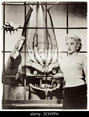 1956 wurde er von Roger Corman in der Hauptrolle mit Beverly Garland als Claire Anderson inszeniert. Ein desillusionierter Wissenschaftler verbündet sich mit einer außerirdischen Kreatur von der Venus, die die Menschheit durch Gedankenkontrolle versklaven will, nur um zu spät die katastrophalen Kosten seines fehlgeleiteten Glaubens zu entdecken. Werbefoto mit dem Venusianischen Außerirdischen, entworfen und hergestellt von dem Visual Effects Künstler Paul Blaisdell NUR REDAKTIONELLE VERWENDUNG. Quelle: BFA / American International Pictures Stockfoto
