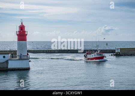 Fischerboot und Leuchtturm im Hafen von Le Guilvinec, Pays Bigouden Bretagne Frankreich Stockfoto
