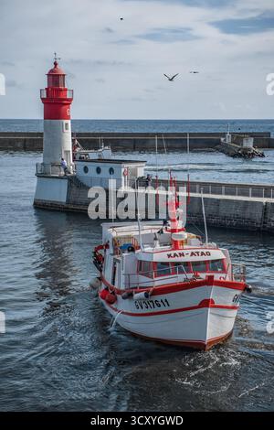 Fischerboot und Leuchtturm im Hafen von Le Guilvinec, Pays Bigouden Bretagne Frankreich Stockfoto