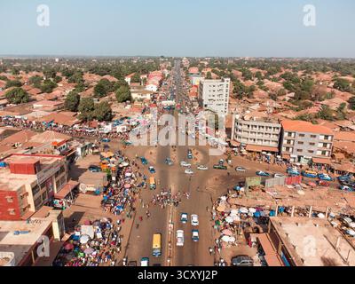 Blick von der Drohne auf den geschäftigen Bandim Markt und einen geschäftigen Kreisverkehr im Herzen von Bissau, Guinea-Bissau Stockfoto