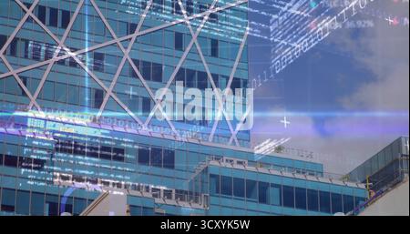 Mit einem Glashochhaus, das sich mit diagonalen Klammern im Stadtzentrum kreuzt, mit Datenüberlagerung Stockfoto