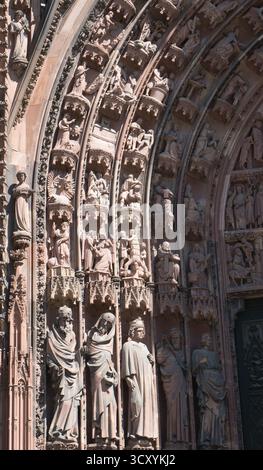 Nahaufnahme von geschnitzten Figuren auf der linken Seite des Tympanos des Zentralportals der Westfront des Straßburger Doms, Elsass, Frankreich Stockfoto