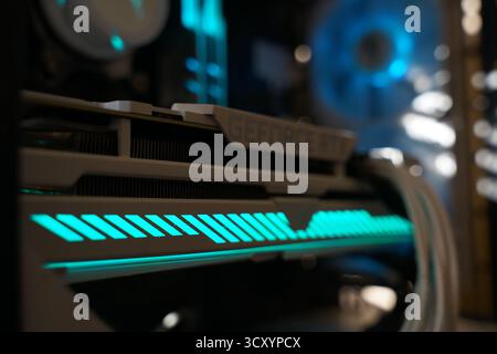 Nahaufnahme einer Hochleistungs-Grafikkarte in einem Gaming-PC mit leuchtend blauer LED-Beleuchtung Stockfoto