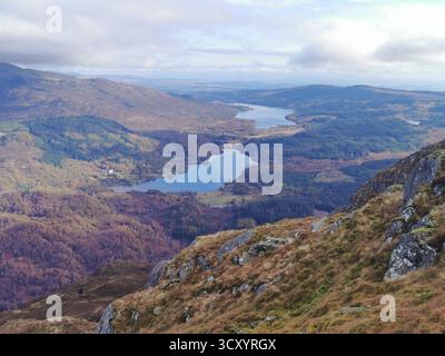Herbstpanorama vom Ben Venue Gipfel in Richtung Callander mit Loch Achray und Loch Venechar im schottischen Trossachs National Park – Highland Lakes. Stockfoto