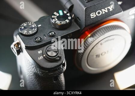 Hochauflösende Nahaufnahme einer professionellen Kamera mit komplizierten Bedienelementen und Designmerkmalen, die für Fotografen geeignet sind Stockfoto