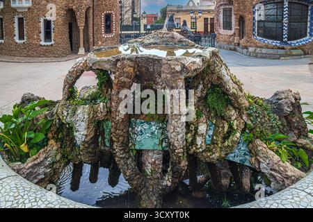 Barcelona, Katalonien, Spanien - 28. Februar 2022: Details aus dem Park Güell auf dem Karmel, Architekt Antoni Gaudi. Erbaut 1900-1914, offiziell eröffnet Stockfoto