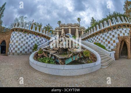 Barcelona, Katalonien, Spanien - 28. Februar 2022: Details aus dem Park Güell auf dem Karmel, Architekt Antoni Gaudi. Erbaut 1900-1914, offiziell eröffnet Stockfoto