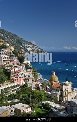 Farbenfrohe Fassaden und Kirche Santa Maria Assunta in Positano, Amalfiküste, Italien Stockfoto