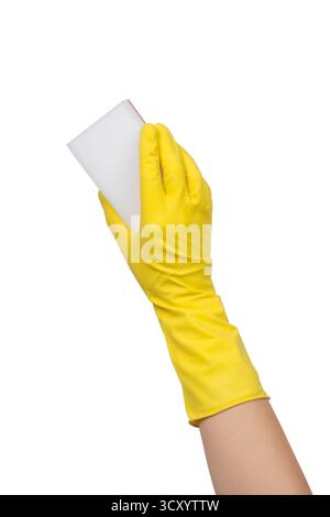 Handtragender gelber Gummihandschuh reinigt mit weißem magischem Schwamm isoliert auf weißem Hintergrund, Schneidepfad enthalten Stockfoto